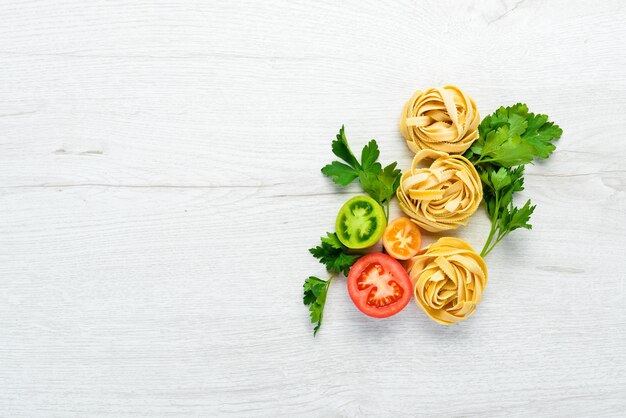 farfurie cu paste și ingrediente proaspete